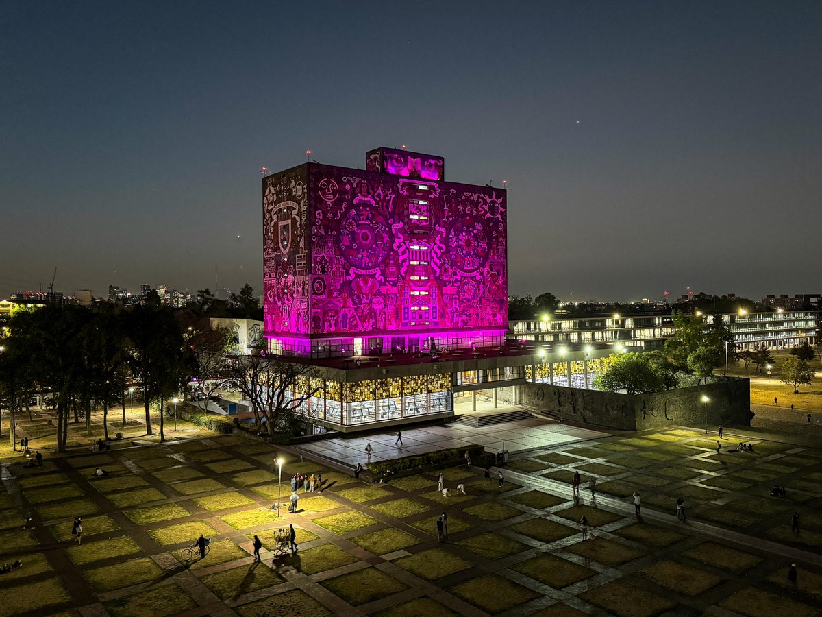 La #BCUNAM se ilumina para conmemorar el #8M 🟣.