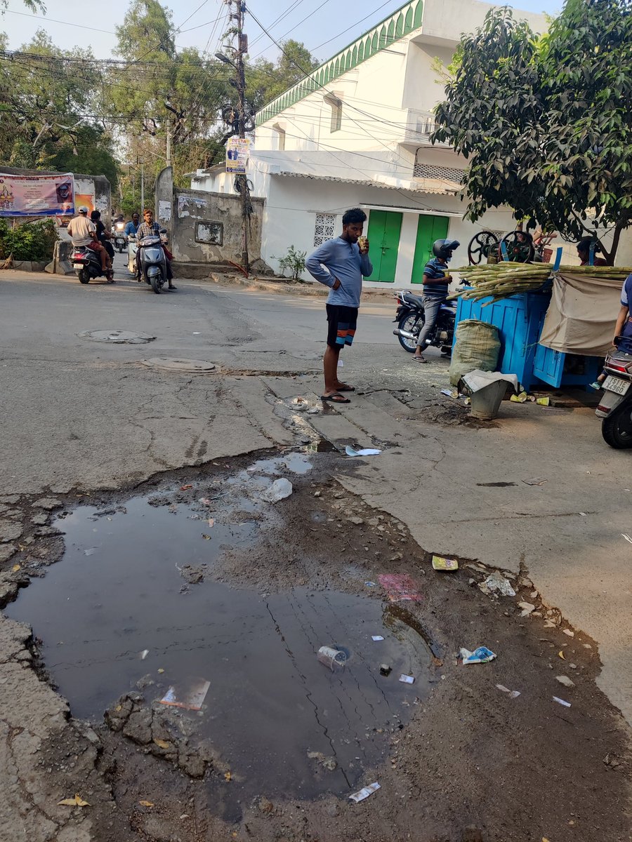 Dear @HMWSSBOnline Department Vah Re Vah. Kindly look into this pic still possible pending 😎 Your grievance/request on dt:03-02-24 regarding WATER LEAKAGE With Token No: 1289 Was Solved. If any issue call : 155313. Action taken: --@HMWSSBOnline 👇