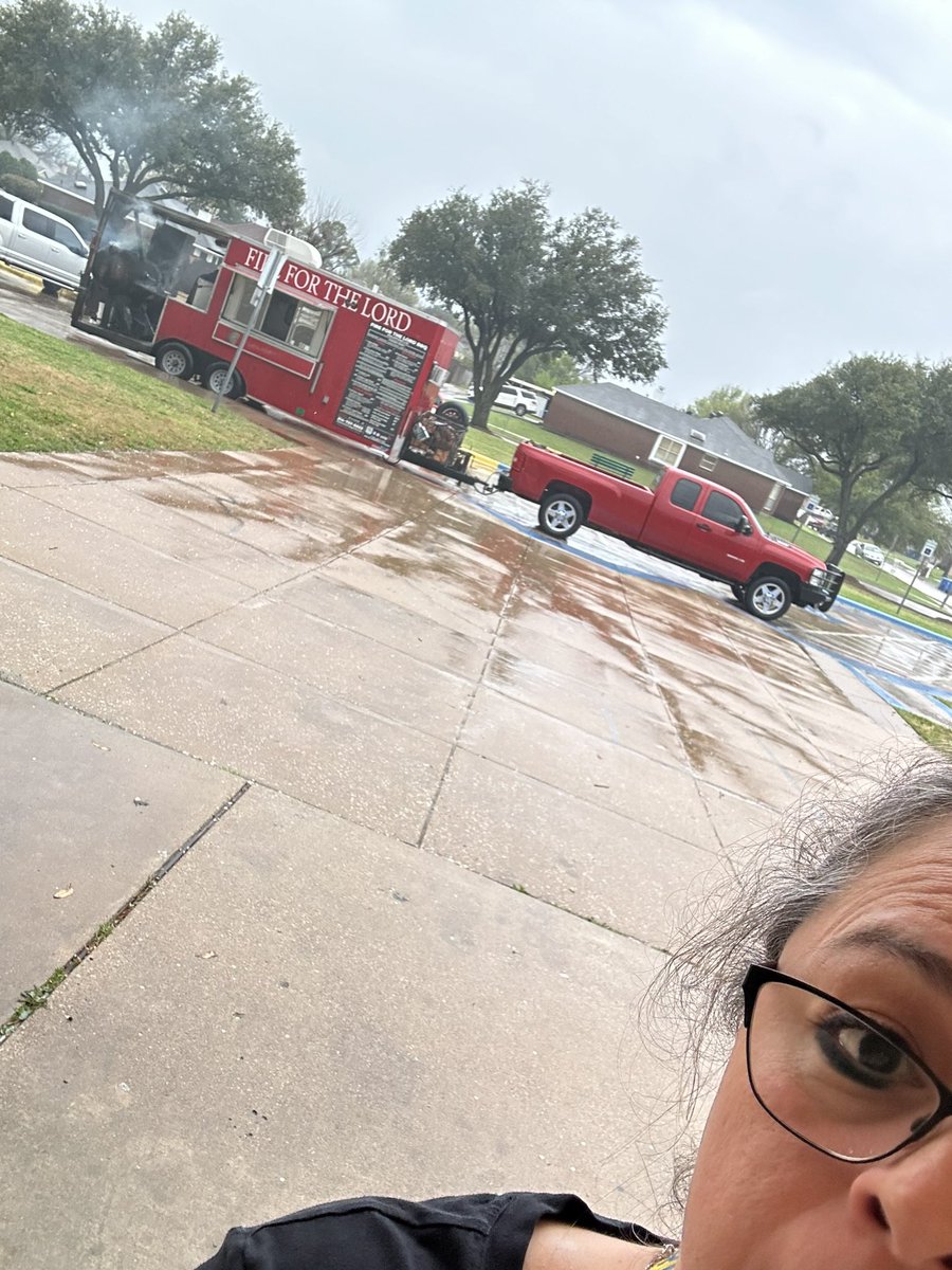 RangelKemp's tweet photo. Perot Night at @Back_Bulldogs our teachers were treated to potatoes by Fire for the Lord BBQ and dessert by Sondra’s Sweets https://t.co/GxkOSnfUss