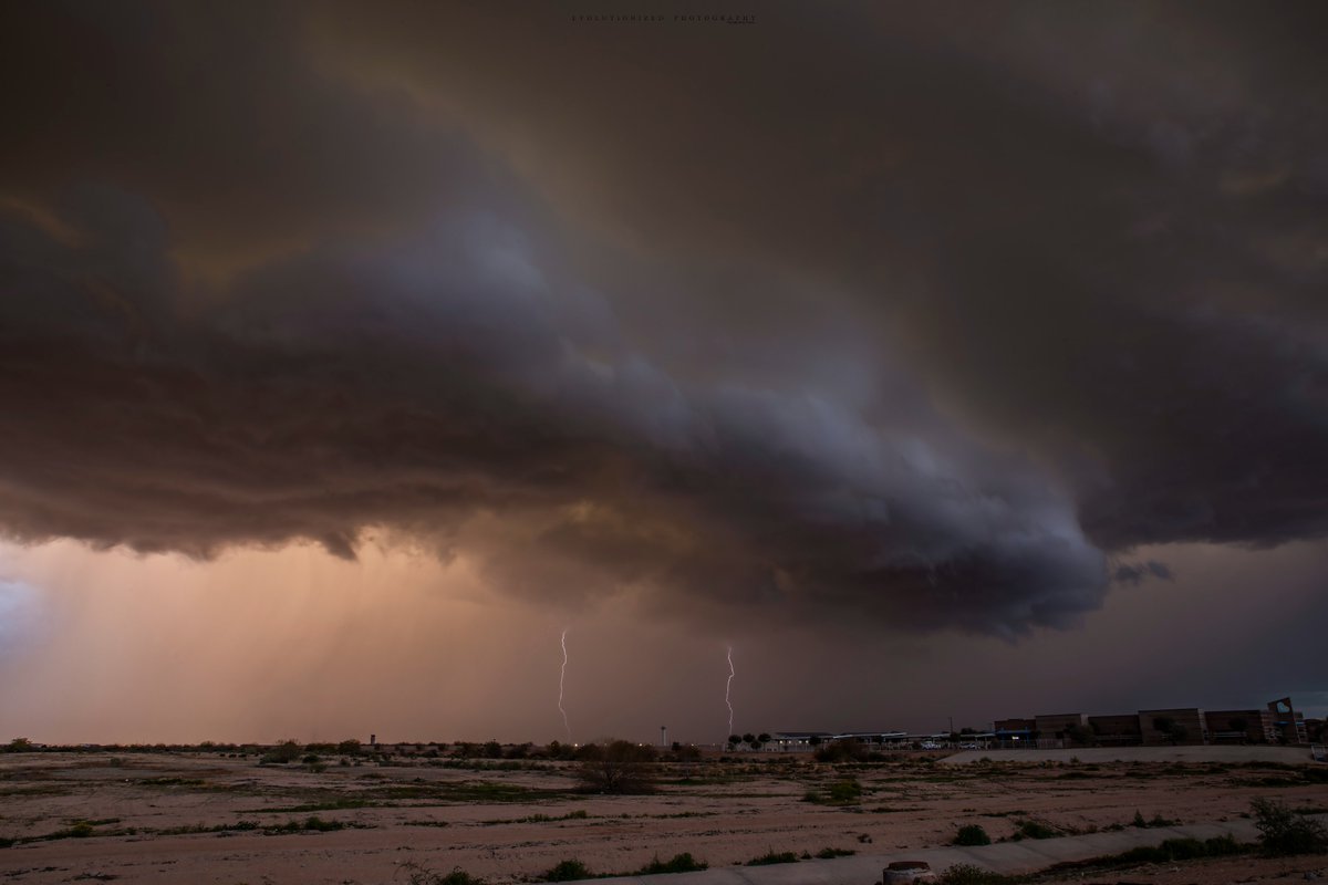 The Supercell that moved through Surprise, AZ this evening was crazy!! But oh so BEAUTIFUL!! 😍
Look at that Green!👀
#azwx #lightning #supercell #wxtwitter #phxaz <a href="/drhenz_wx/">Daniel Henz</a> #stormhour #arizonasupercell #severestorm