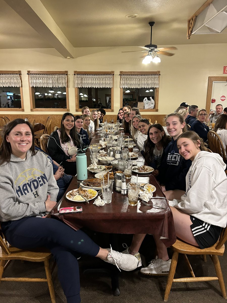 First round winner then family style dinner! 💪🏻🏀➡️🍽️🍗🌽🥔🍞🧈