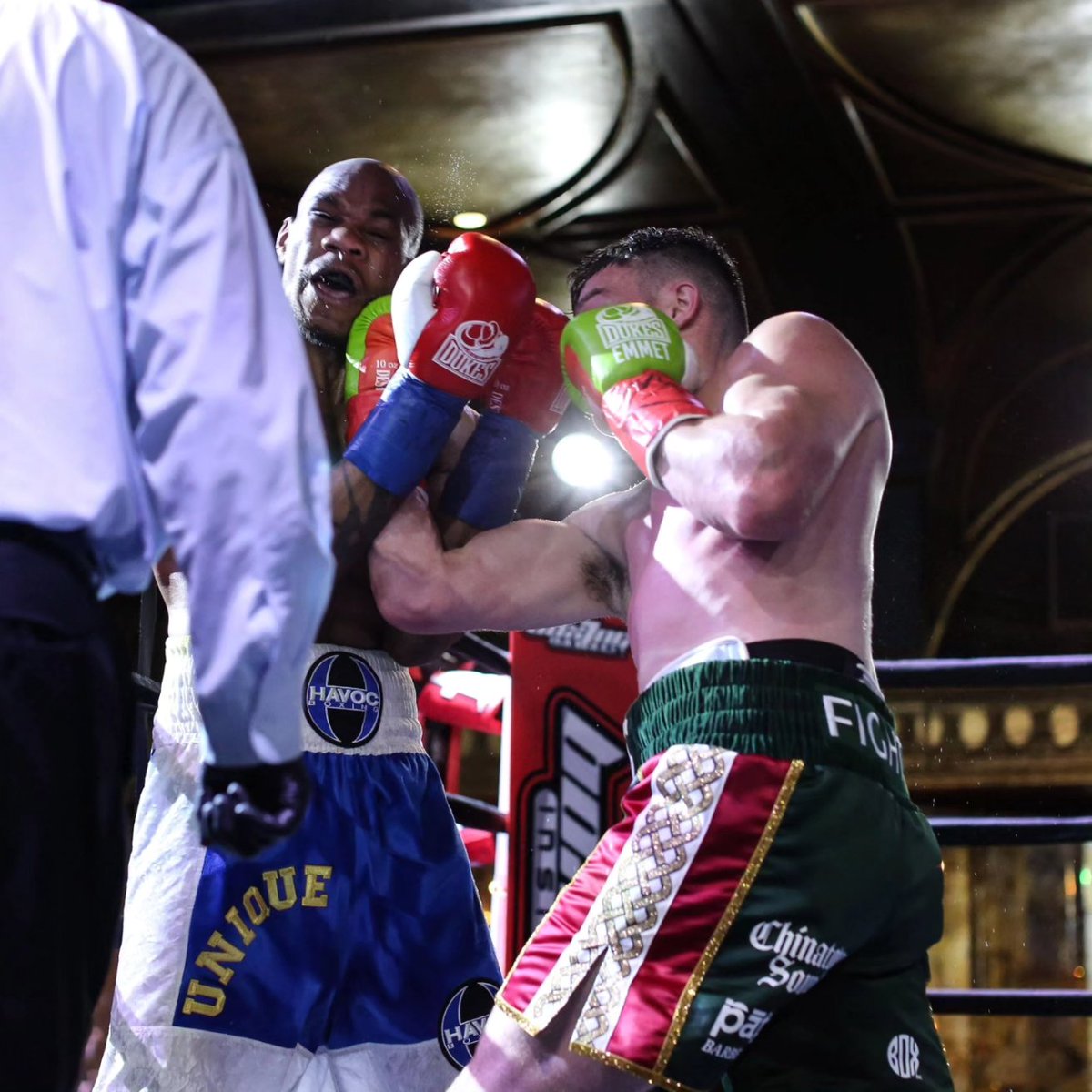 BoxingInsider's tweet photo. ‼️🇮🇪 Olympian @emmetbrennan first victory in the USA with many Irish fans supporting him here in NYC! 🥊🗽 Brennan defeats DeVaun Lee by Majority Decision. 

➡️ @BoxingInsider Fight Night is LIVE!! Watch it FREE on https://t.co/JjRkVTPsEI!

📸 by @Trappfotos_

#BrennanLee #Boxinginsider #Boxing #NewYork