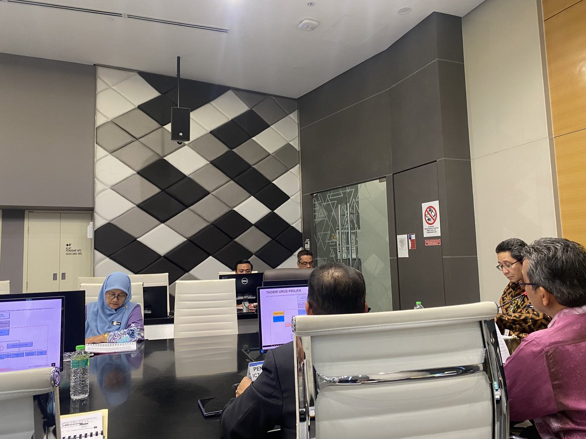 btm_cdpk's tweet photo. 7 Mac 2024, 2.30 petang I Berlangsungnya Mesyuarat Jawatankuasa Pemandu ICT Bil. 1/2024 JKR yang telah dipengerusikan oleh YBhg. Datuk TKPKR Sektor Pakar merangkap CIO Jabatan. Sebanyak 3 kertas cadangan dan  3 kertas pemakluman telah dibentangkan di dalam mesyuarat tersebut. https://t.co/i3arbhpUd6