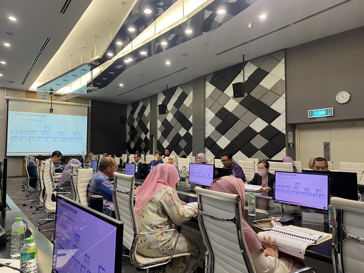 7 Mac 2024, 2.30 petang I Berlangsungnya Mesyuarat Jawatankuasa Pemandu ICT Bil. 1/2024 JKR yang telah dipengerusikan oleh YBhg. Datuk TKPKR Sektor Pakar merangkap CIO Jabatan. Sebanyak 3 kertas cadangan dan  3 kertas pemakluman telah dibentangkan di dalam mesyuarat tersebut.