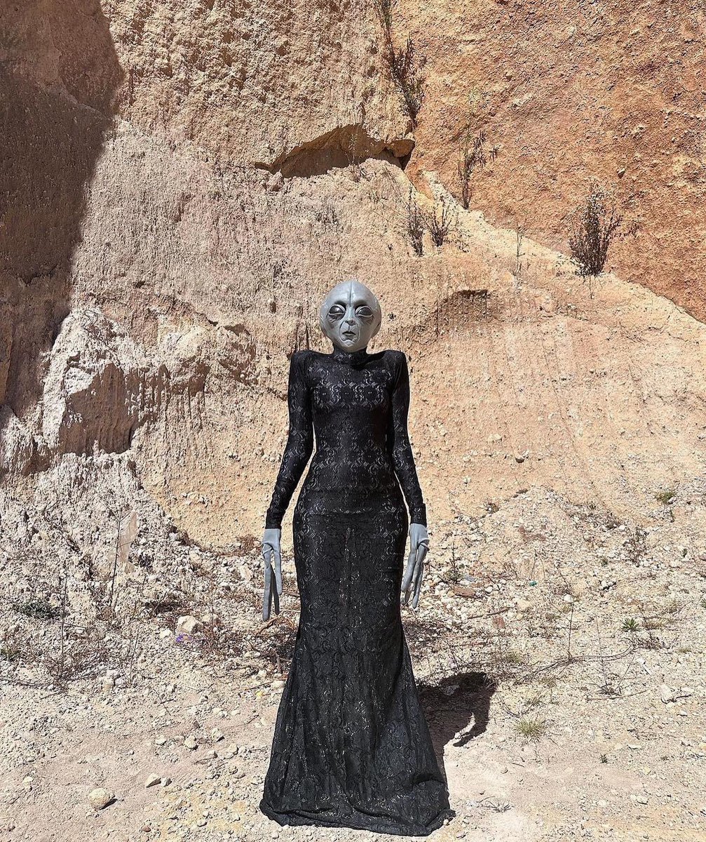 runtherunwaymag's tweet photo. El diseñador mexicano Iván Avalos DID IT AGAIAN 🔥🔥🔥 en su campaña + reciente “ASTON RW”. 🐻👽
¿Qué te pareció? Nosotrxs la estamos amando! ✨
#mexico #mexicandesign
#RunTheRunwayMagazine 🌟 https://t.co/ozuwyd7XWp