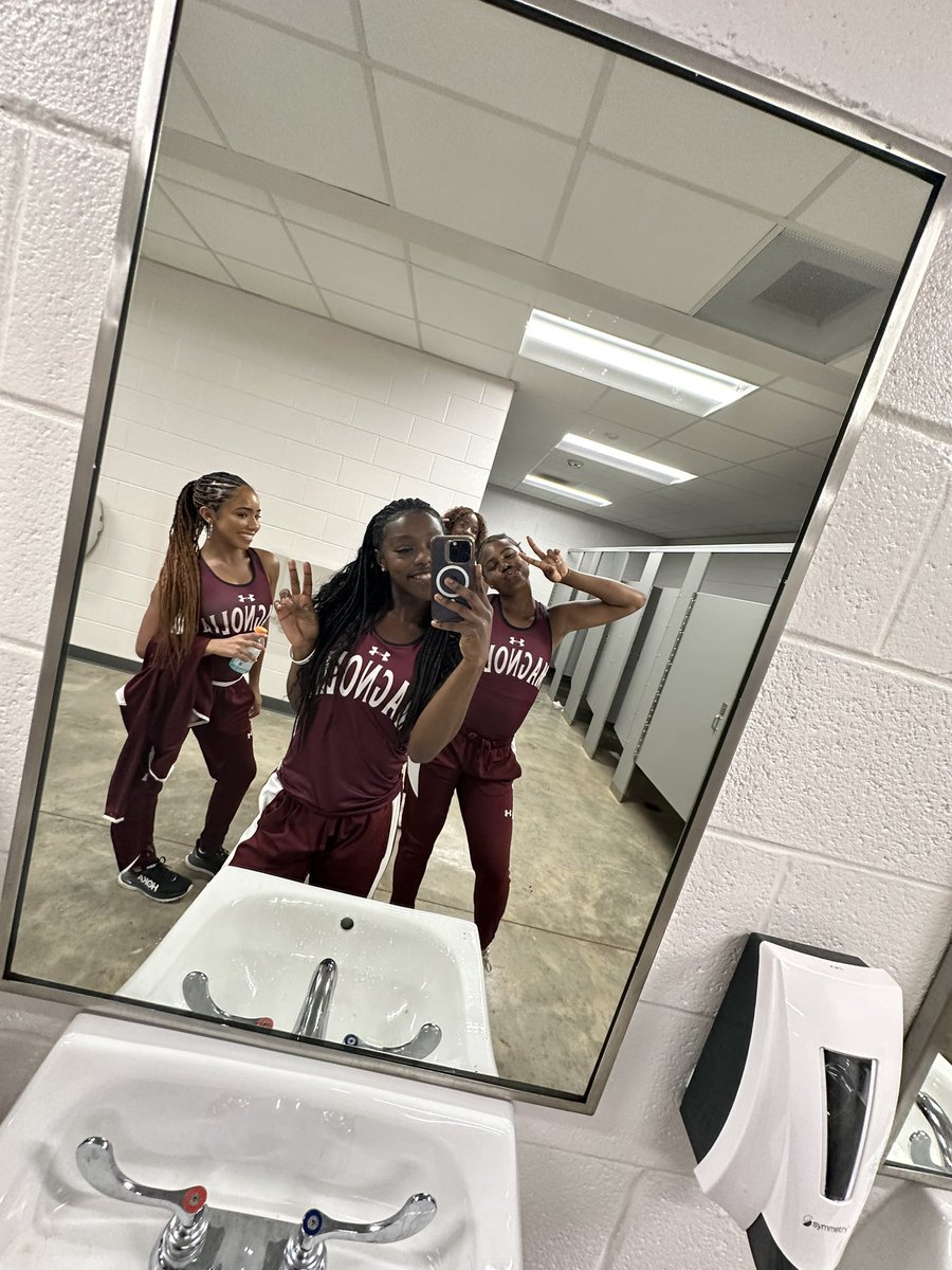 I ran the 4x2 and my season’s best 200 today! (25.7) I am so grateful that I am headed in the right direction and am definitely pushing myself to become a better athlete. Proverbs 3:5-6 🤍