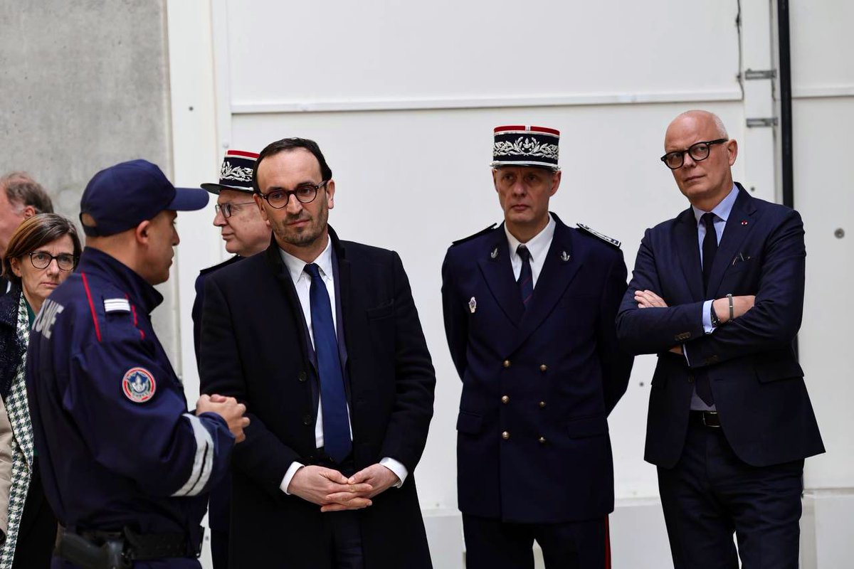 Nous renforçons les moyens de lutte contre les stupéfiants dans les ports Français. Au #Havre, aux côtés d’@EPhilippe_LH, j’ai annoncé l’arrivée de 15 douaniers supplémentaires et d’un scanner mobile qui pourra controler plus de 70 conteneurs par jour.