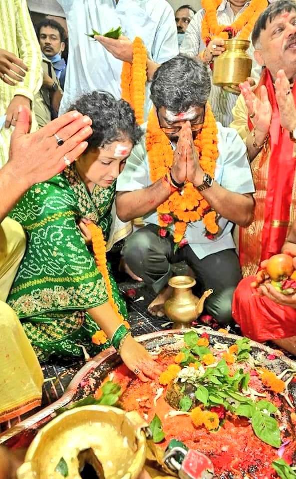 आदि हैं, अनंत हैं, काल के काल हैं
शिव हैं, शक्ति हैं, वो महाकाल हैं

भगवान शिव सभी के कष्टों को दूर कर सुख, शांति और समृद्धि प्रदान करें, यही कामना करती हूं।

ॐ पार्वतीपतये नमः
जय बाबा बैद्यनाथ!
हर हर महादेव!

~कल्पना मुर्मू सोरेन
#महाशिवरात्री