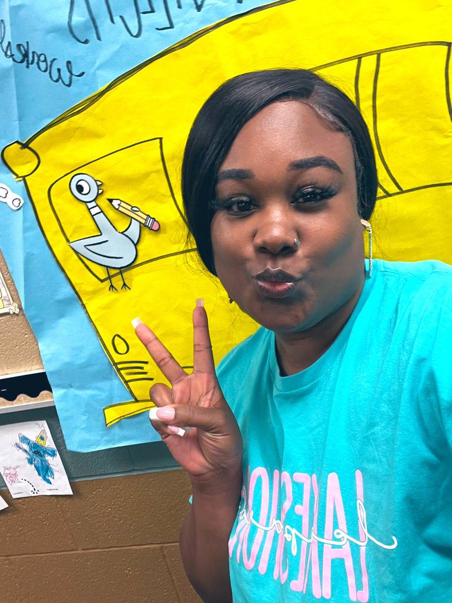 Open House was a success! First Grade loves Mo Willems &amp; our families loved the Author Study workshop! 🩵🐾🏫#WeAreLakeshore #MoWillems #OpenHouse #LSEcares  <a href="/HumbleISD_LSE/">Lakeshore Elementary</a>