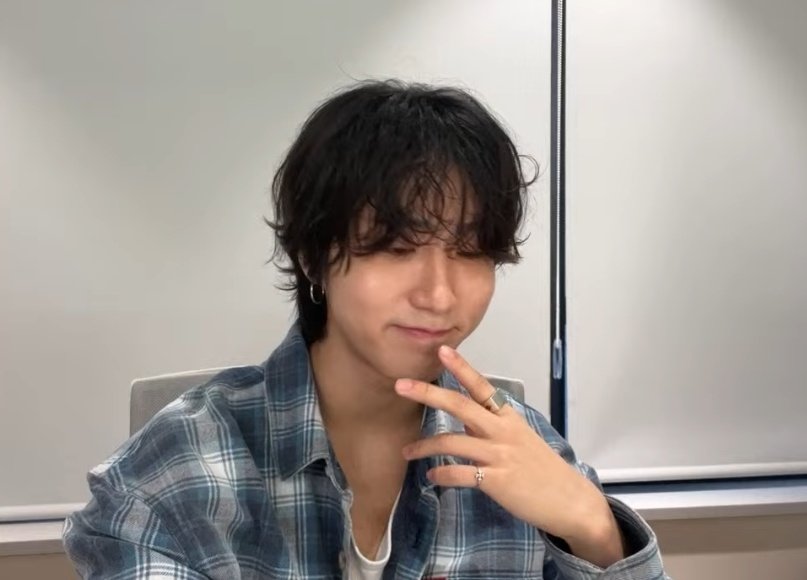 cosmicsunggie's tweet photo. Alejen las tijeras de este hombre por favor https://t.co/5VFismsNt8