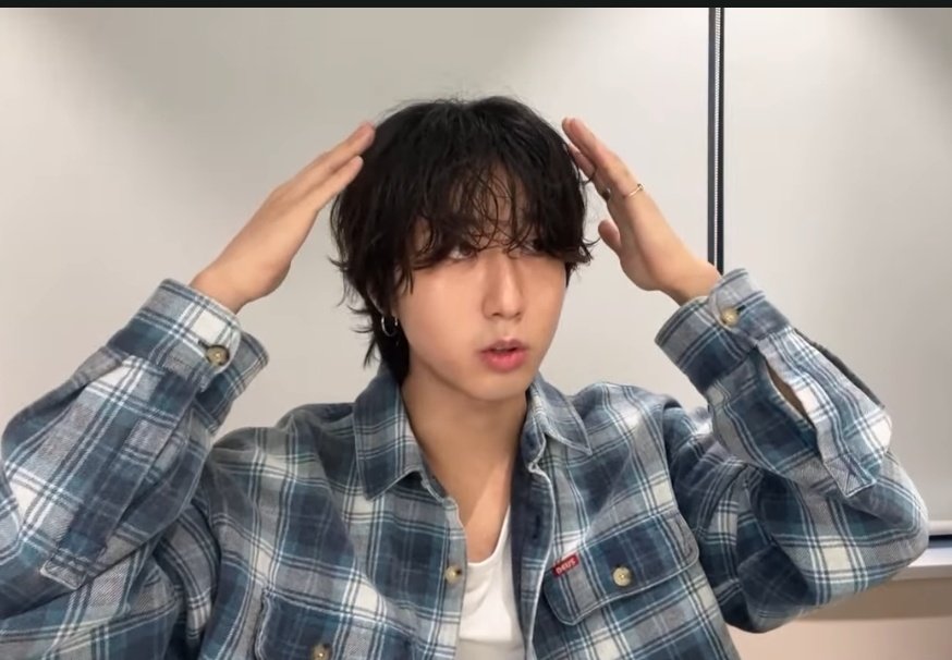 cosmicsunggie's tweet photo. Alejen las tijeras de este hombre por favor https://t.co/5VFismsNt8