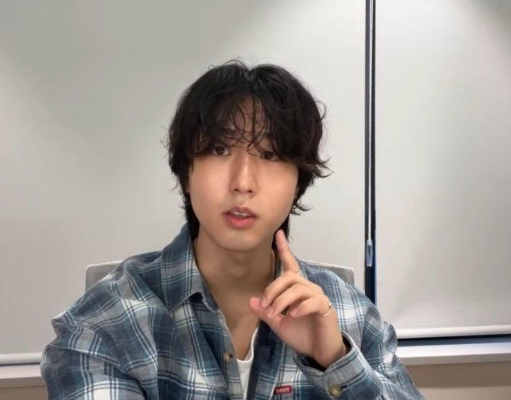 cosmicsunggie's tweet photo. Alejen las tijeras de este hombre por favor https://t.co/5VFismsNt8