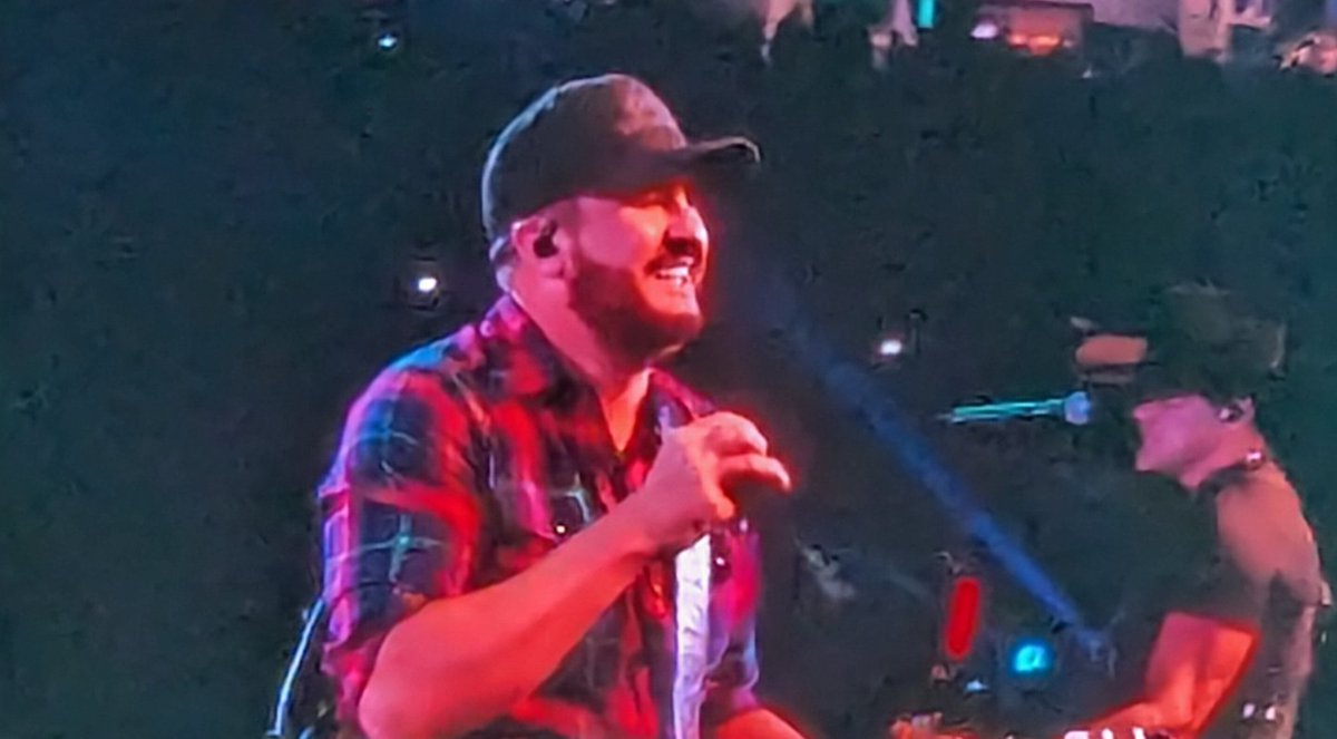 StardustPixieL's tweet photo. That time that @lukebryan said that this is his favorite time of the year...#HLSR ... and that he LOVES the smell of horse 💩! 🤭🤣🤣🤣🤭...that was TONIGHT! HLSR loves you too, Luke! 💗 https://t.co/5FNvoUhoPj