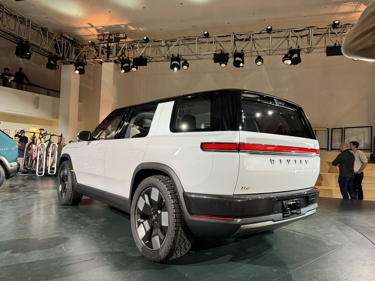 BLKMDL3's tweet photo. 🔥🔥🔥🔥 @Rivian https://t.co/wSxcNi5QnQ