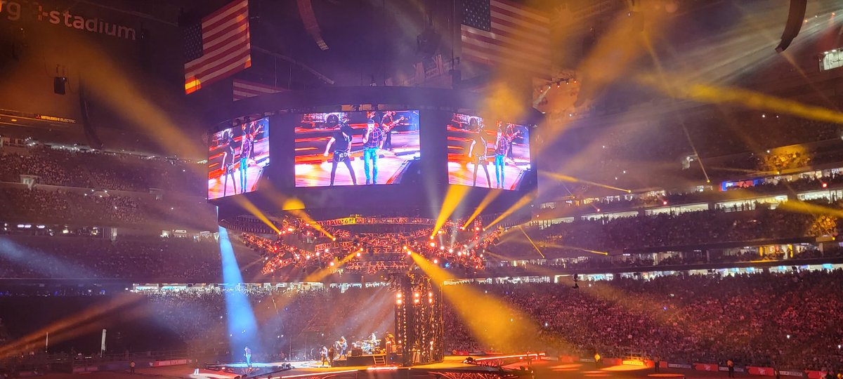 alessandria23's tweet photo. "How you doing Houston?! It's my favorite time of the year! Right here! I love the smell of horse s**t" -Luke Bryan 🤣🤣 lmfao https://t.co/fdBT974yPM