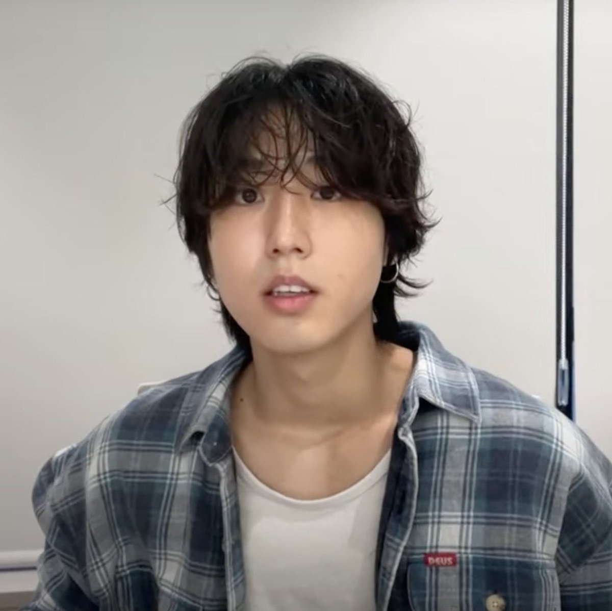 gojoskz's tweet photo. o jisung dessa vez esta com uma camisa escrito deus, toda vez que o homem vai fazer live ele esta santificado amém https://t.co/GZVcvVwOSh