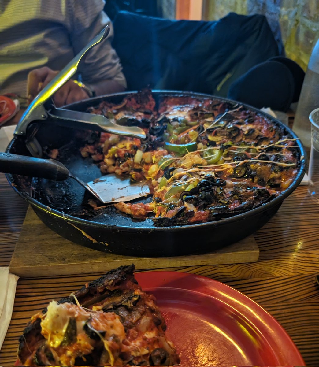 yeaspee's tweet photo. You know it's true love if someone is willing to cut you a slice of deep dish 

#meetingMehta #pequodspizza https://t.co/huAi26OrgG