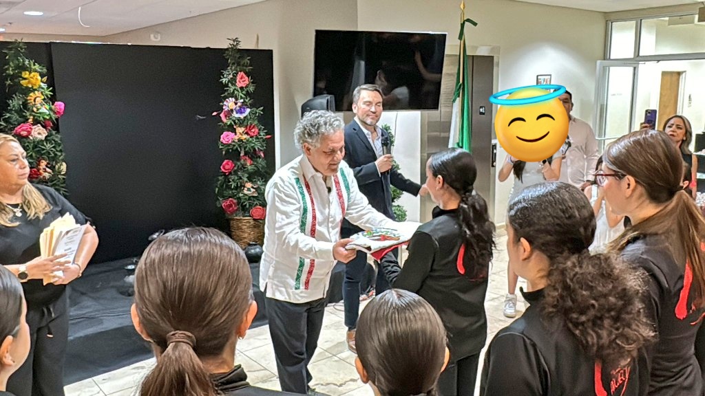 Juansabinesg's tweet photo. Celebramos en el  Consulado de 🇲🇽 en Orlando ceremonia de abanderamiento al equipo de niñas mexicanas que participan en la Competencia JUMP Dance Convention  Orlando 2024.

Las talentosas mexicanas vienen acompañadas de mamás, papás y de la Mtra. Ericka Ordoñez.¡Que tengan éxito! https://t.co/fy6jlpe4o6