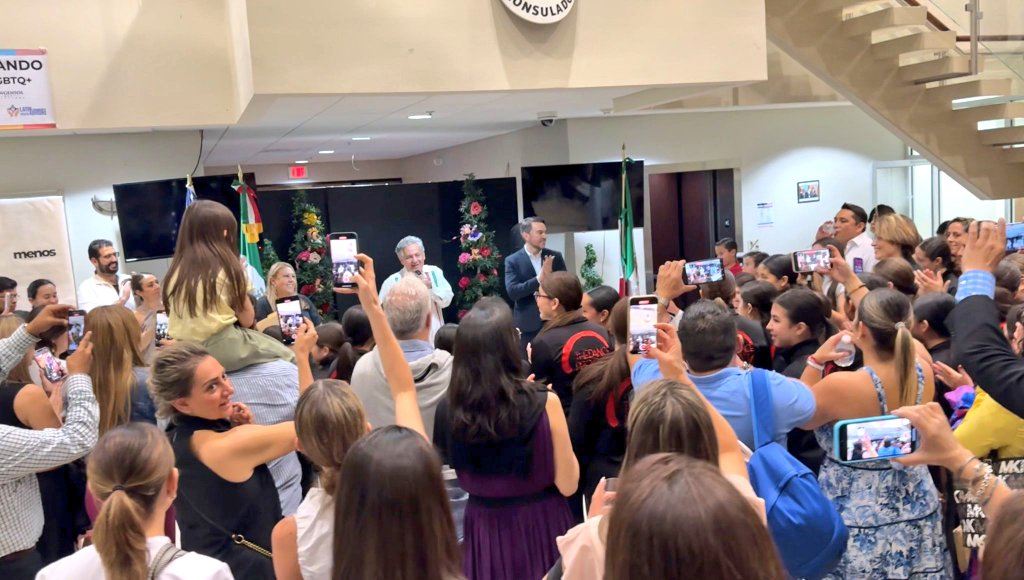 Juansabinesg's tweet photo. Celebramos en el  Consulado de 🇲🇽 en Orlando ceremonia de abanderamiento al equipo de niñas mexicanas que participan en la Competencia JUMP Dance Convention  Orlando 2024.

Las talentosas mexicanas vienen acompañadas de mamás, papás y de la Mtra. Ericka Ordoñez.¡Que tengan éxito! https://t.co/fy6jlpe4o6