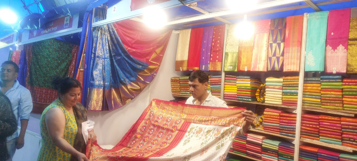 Today is the last day of the Silk Mark Expo in Jammu. Celebrate International Women's Day with special discounts. Do not miss the opportunity! #75silkenyearsCSB @TexMinIndia @csbmot @PiyushGoyal @DarshanaJardosh @PrajaktaVerma @Ifssivakumar @meenakshiifs @ShefVaidya