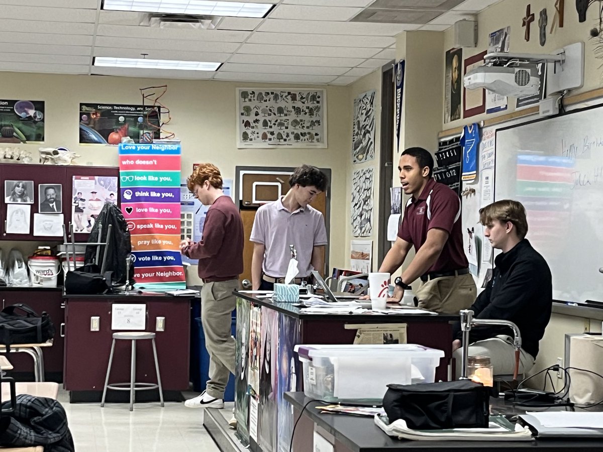 The Companeros lead the freshmen in HR 308 ⁦<a href="/DeSmetJesuitHS/">De Smet Jesuit</a>⁩ in a thoughtful and inspiring Grad-at-Grad reflection on leadership. #AMDG