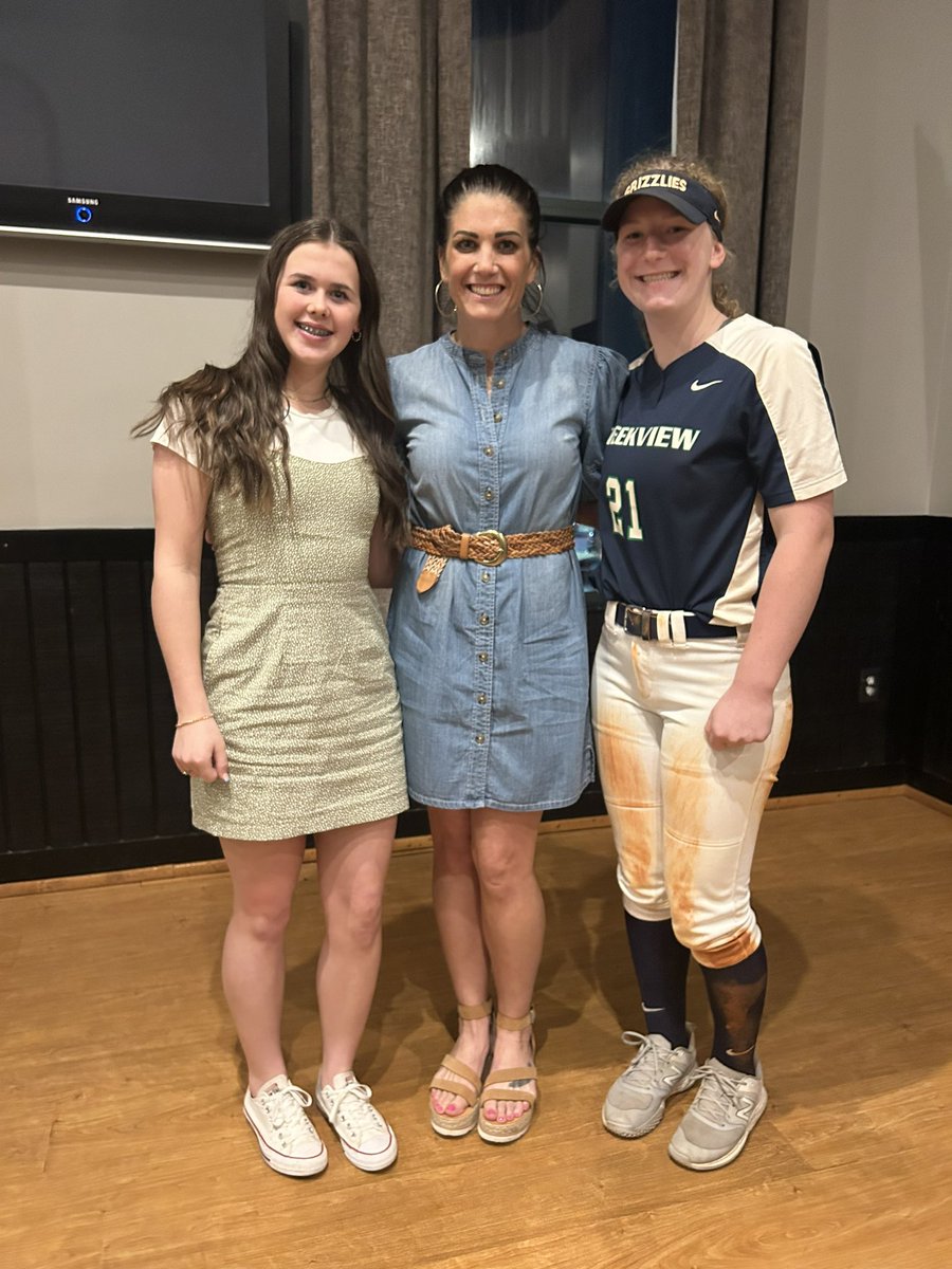 Varsity Basketball letter ✅ Softball game ✅ Showing up to the 🏀 banquet in my 🥎uniform ✅ Thankful for a fun freshman season and being given the opportunity to play! @CreekviewSB @CreekviewWBB @StarsNatGA #makerefsfeelincluded 🤷‍♀️