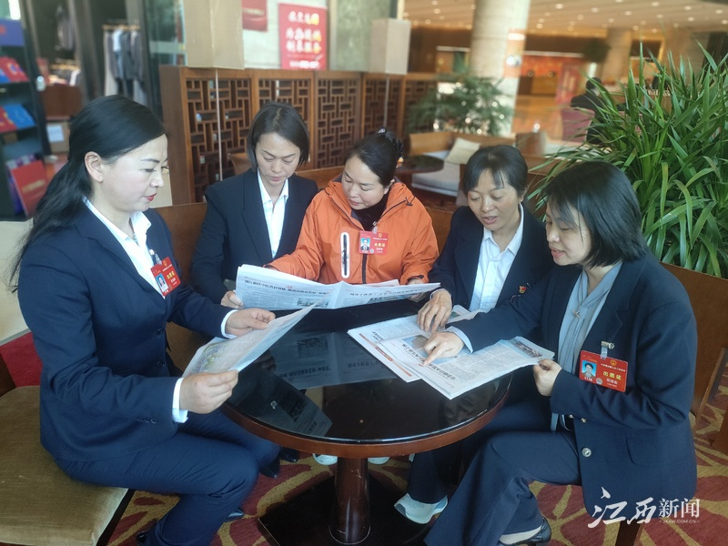 #hervoice 
More and more women’s voices are heard in actively participating in politics and deliberation and making suggestions and strategies. Today is the International Women's Day. Let‘s take a look at the female representatives of the Jiangxi delegation attended the #两会