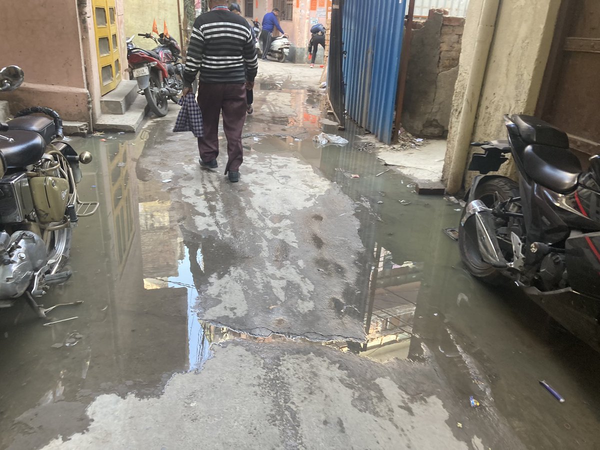 Karan_1280's tweet photo. @AamAadmiParty @ArvindKejriwal @LtGovDelhi @DelhiJalBoardअभीतक हालत में कोईभी सुधारनहीं हुआ है।लगता है कि कोईभी डिपार्टमेंट सही से काम करने के लिए तैयार नहीं है।और तोऔर लोगो के पैदल चलना भी मुश्किल हो गया है। LG साहब से अनुरोध है कि आप ही इस शिकायत का संज्ञानले क्योंकि इस सरकार के बस की कुछ करना नहीं है। https://t.co/CYaQ2Xytw5