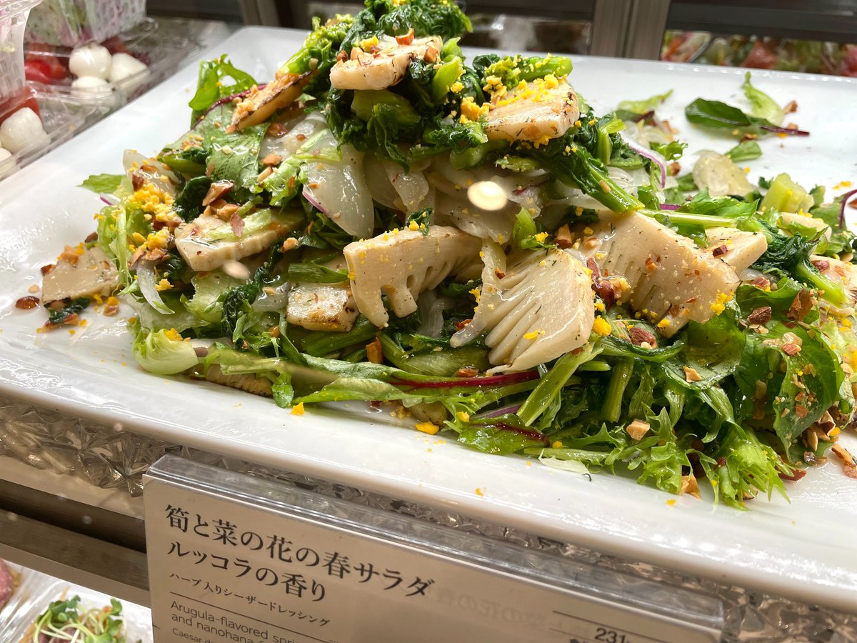 多彩な惣菜を展開する＜RF1＞には春の訪れを感じさせる筍を使用した