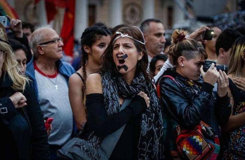 Luprimha's tweet photo. Desde que tengo memoria mi mamá lucha. Como madre soltera, como mujer laburante, como hermana. La he visto llorar, la he visto caer, la he visto ninguneada,la he visto llena de gas pimienta y cagada a palos. Nunca la vi bajar los brazos. Un día para admirarla, como los otros 364. https://t.co/44UNuXtO0t