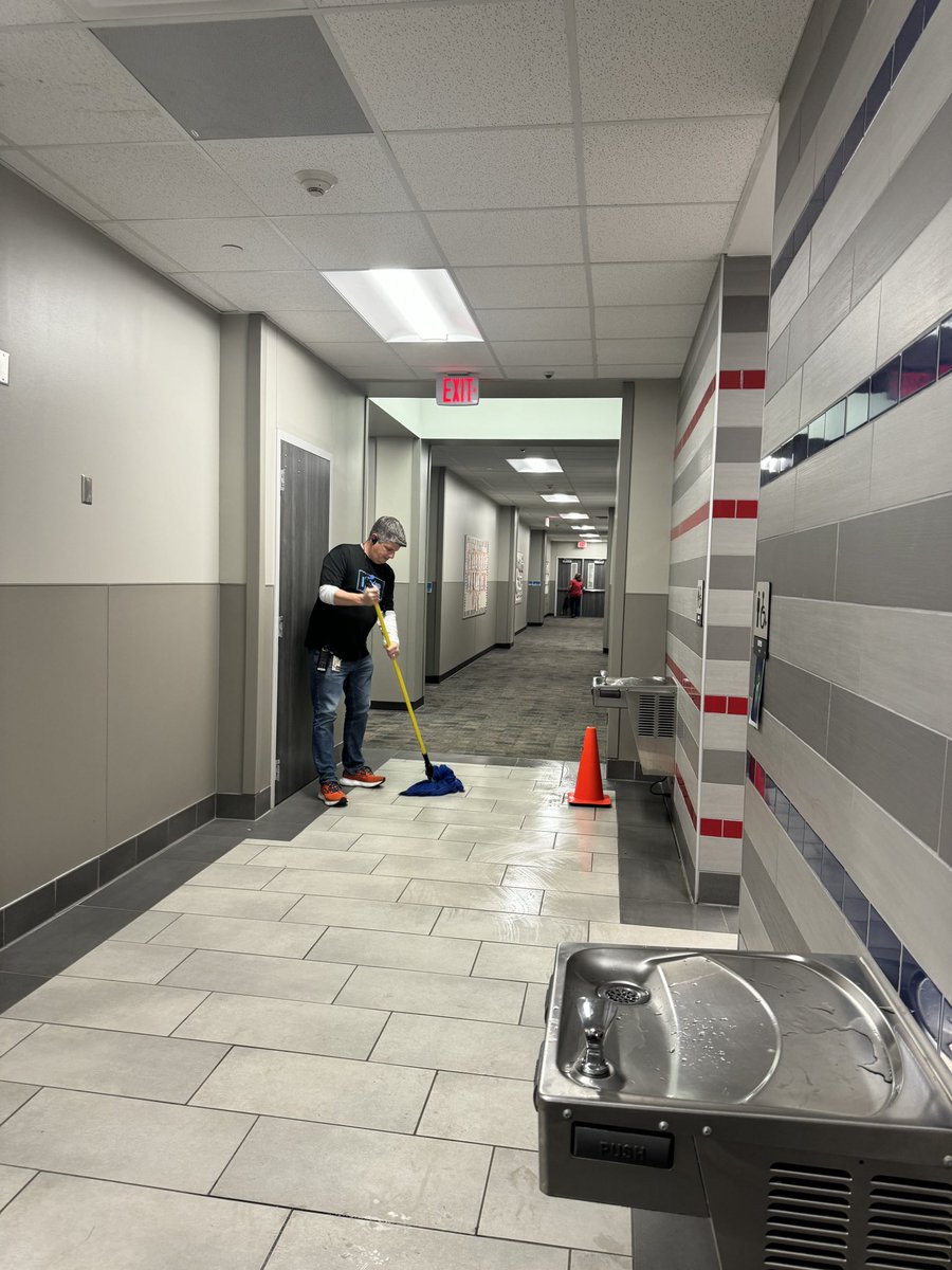 MBreidenthal's tweet photo. @cheadhorn always exemplifies true servant leadership! @AultElem #TeamAult ⭐️ https://t.co/vf6dY2GzF6
