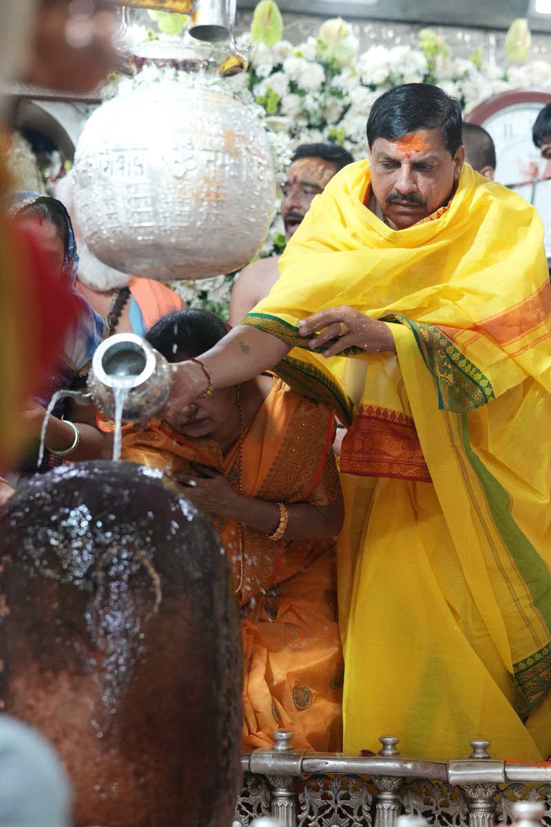 नागेन्द्रहाराय त्रिलोचनाय, भस्माङ्गरागाय महेश्वराय!
नित्याय शुद्धाय दिगम्बराय, तस्मै न काराय नमः शिवाय!!

#महाशिवरात्रि के पावन अवसर पर मुख्यमंत्री डॉ. मोहन यादव ने आज उज्जैन में सपत्नीक श्री महाकालेश्वर मंदिर पहुंच कर बाबा महाकाल के दर्शन व पूजन कर जगत के मंगल एवं कल्याण की