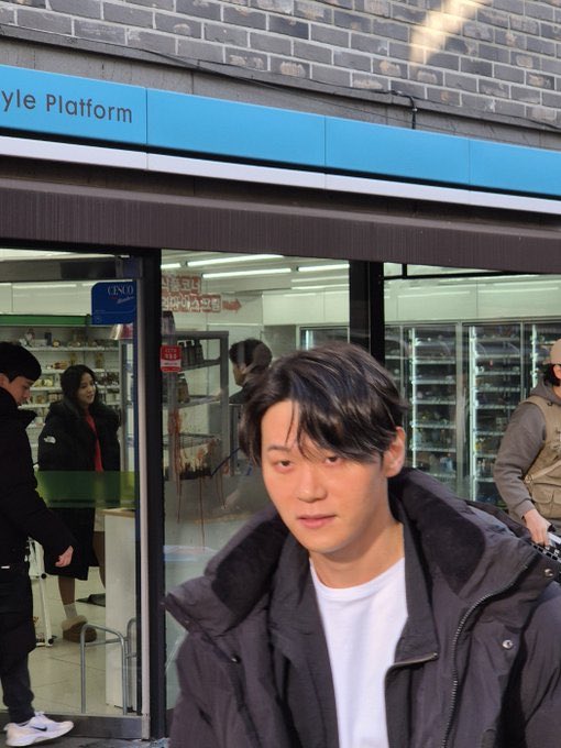 just realized that's jisoo filming at the back omg