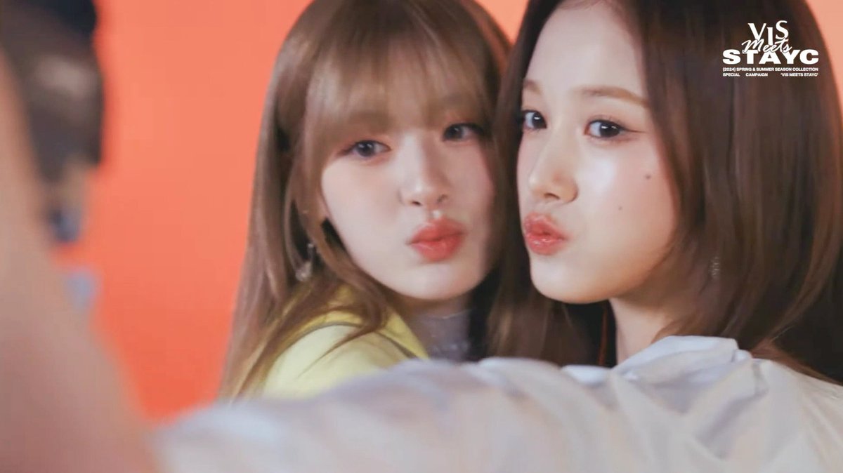 SEEUNSLOOK's tweet photo. she knows she's beautiful https://t.co/9imaD1yooo