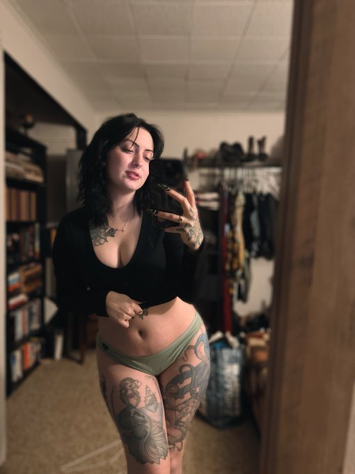 Lover girl 🖤 https://t.co/dfM83kjK3U