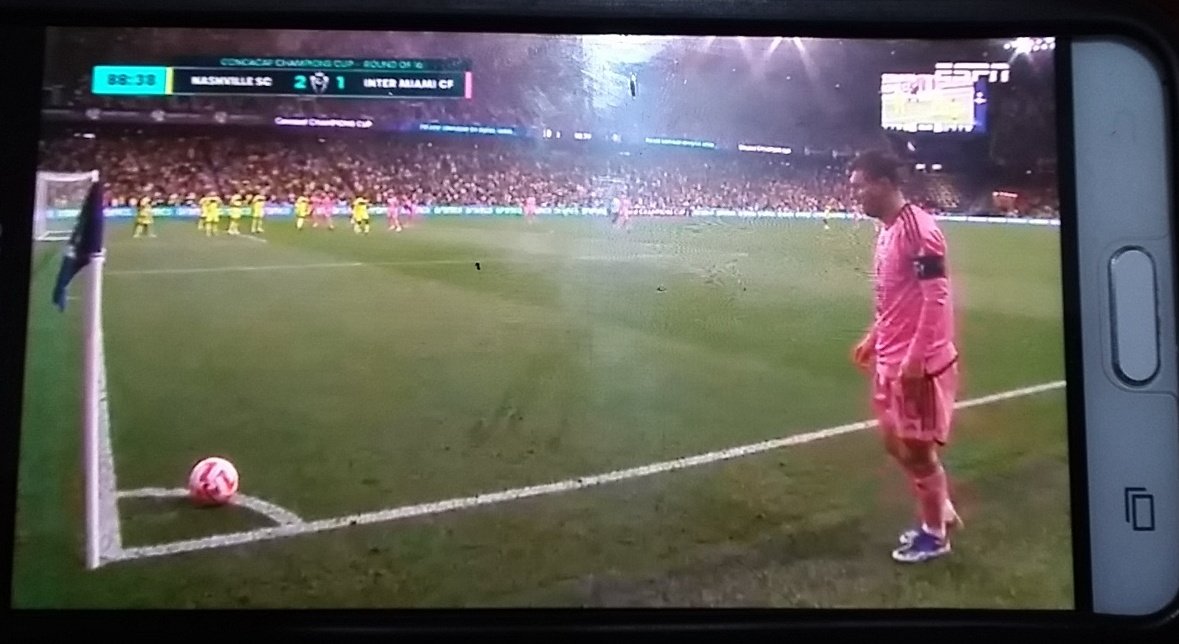 Aaaa nooo casi me lo quiebran al capitan de el patadooon y  ni amarilla le sacó  <a href="/InterMiamiCF/">Inter Miami CF</a> 😳😠😡