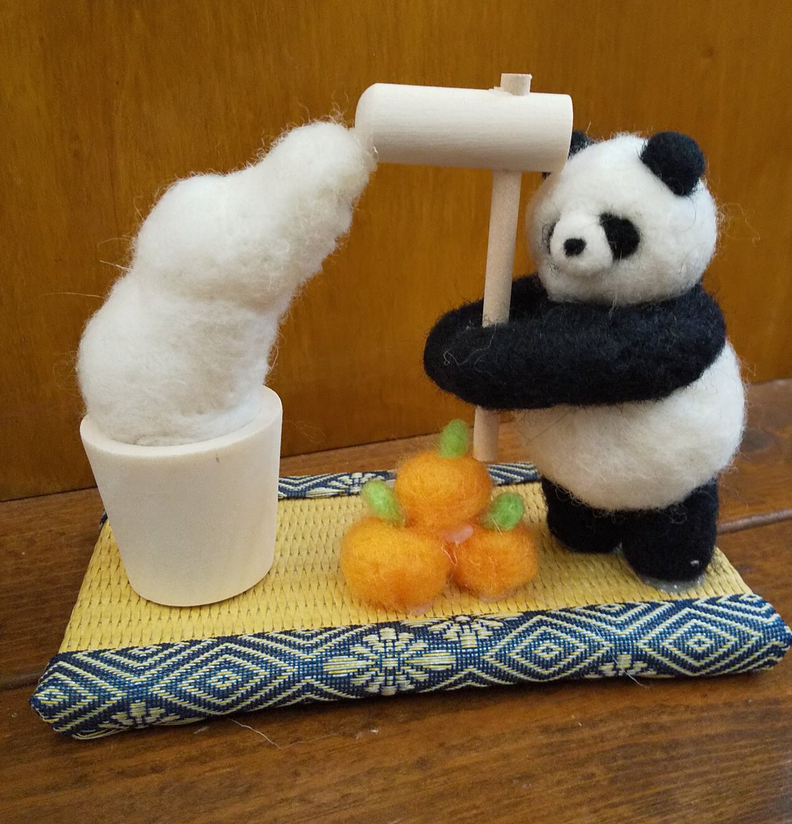 kansaitushin's tweet image. 一生懸命餅つきしてるパンダ🐼
なんともいえないこの表情!
鏡餅パンダやパンダダルマも人気

全て通販可能です
DMでご注文頂けます

#つるぴかパンダとふわもこパンダ展 は3月10日㈰迄

#moimoi #パンダ 
#羊毛フェルト #かわいい 　
#パンダ好き