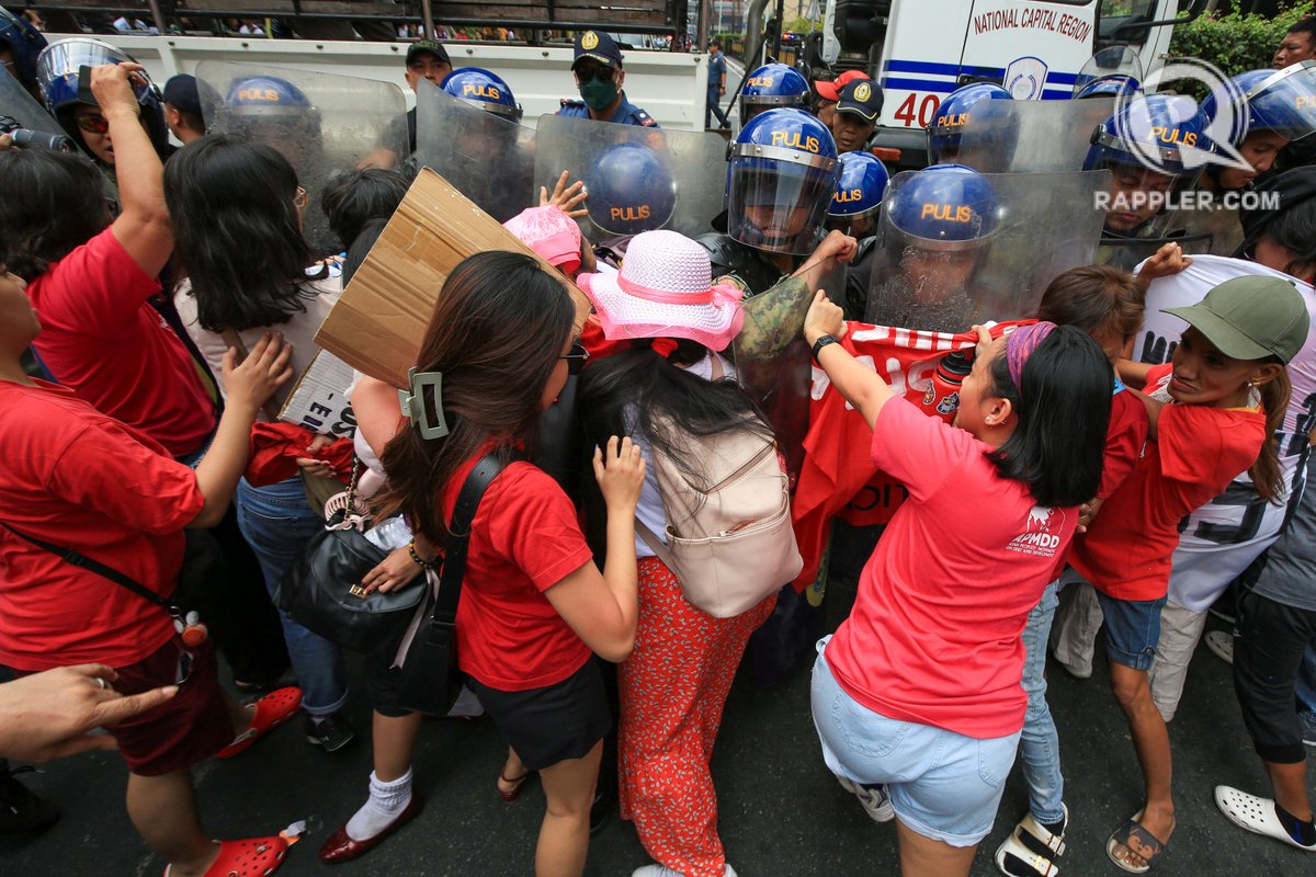 rapplerdotcom's tweet photo. Women protesters clash with cops along Morayta Avenue on Friday, March 8, after the Manila Police District barred activities commemorating International Women’s Day in Mendiola. 📷 Rappler #AbanteBabae https://t.co/MCAViS67dX https://t.co/7TRfubGj8v