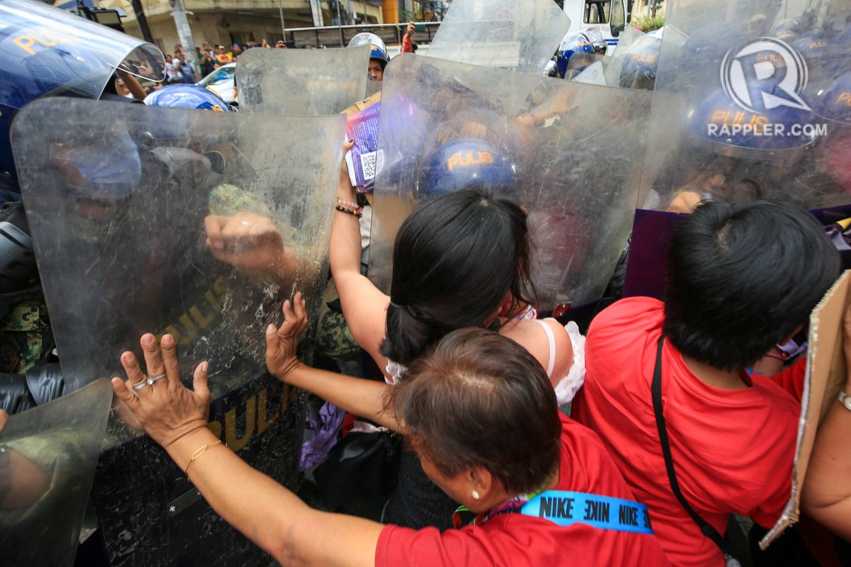 rapplerdotcom's tweet photo. Women protesters clash with cops along Morayta Avenue on Friday, March 8, after the Manila Police District barred activities commemorating International Women’s Day in Mendiola. 📷 Rappler #AbanteBabae https://t.co/MCAViS67dX https://t.co/7TRfubGj8v