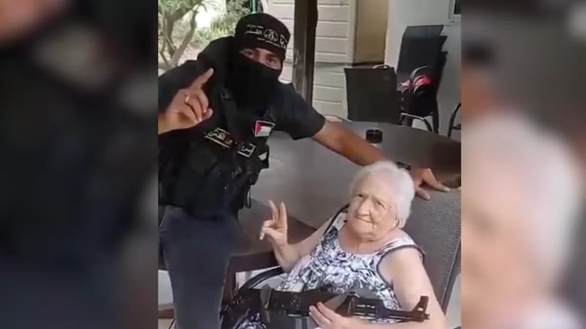 centregoals's tweet image. 🚨🚨| A 90-year-old Argentine woman avoided being kidnapped by Hamas members in Israel thanks to mentioning Messi, which led one of the attackers to take a photo with her and then leave.

The woman said: "I'm from where Messi is from..." Then the attacker took a photo with her…