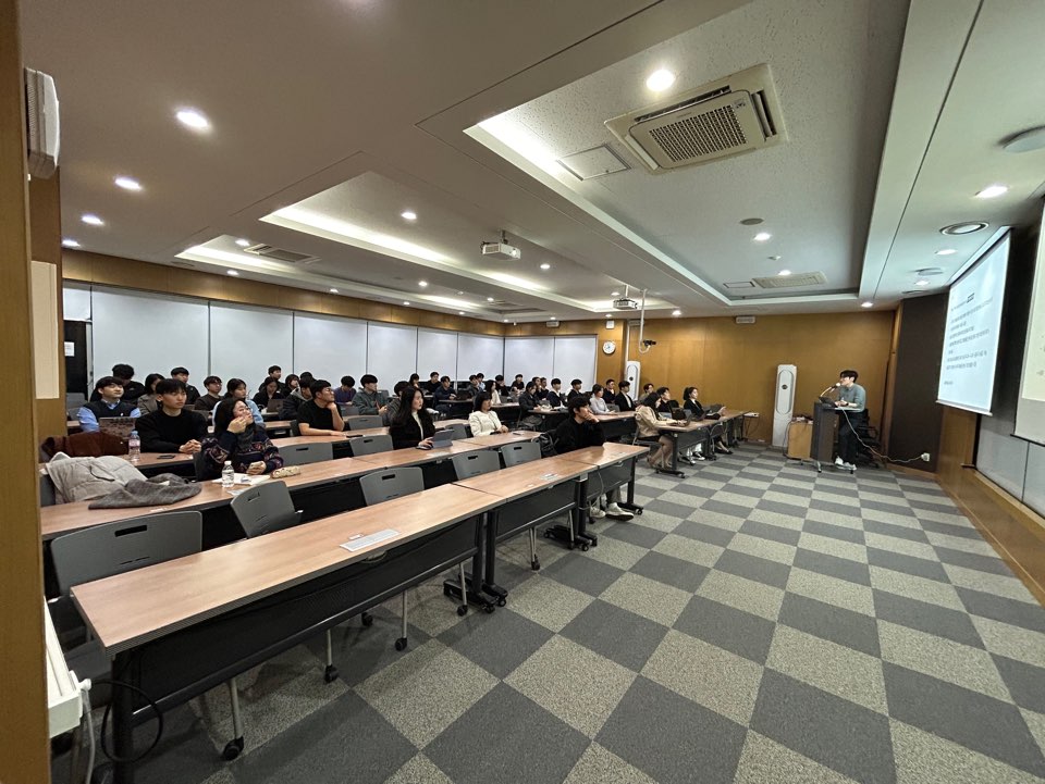 📢 블록체인밸리 5기 리크루팅이 끝나고 고려대학교 안암캠퍼스에서 O.T 시간을 가졌습니다. 학회 활동에 대한 전반적인 소개 안내와 함께 지난 활동 내용과 앞으로의 활동 방향에 대해 <a href="/tigerant_btc/">호랑개미</a> 학회장님의 발표가 있었습니다.  

24-1학기 블록체인밸리의 활동을 기대해주세요!🔥