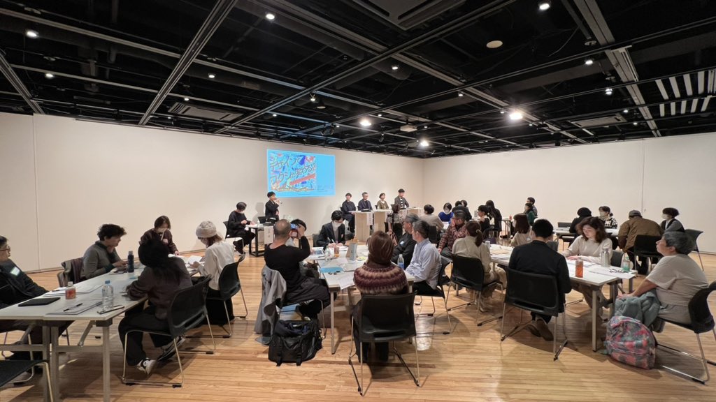 nodd_jp's tweet photo. AXISギャラリー、画角おさめるのタイヘンなほどの広さと人の多さです。
#TOKYOSOCIALDESIGN https://t.co/LbEhjohUra