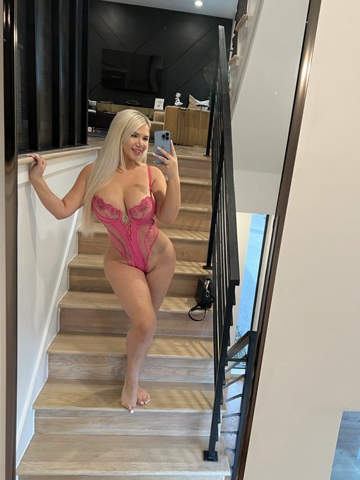 Happy Thursday 💘 https://t.co/dY8XJxRsTN