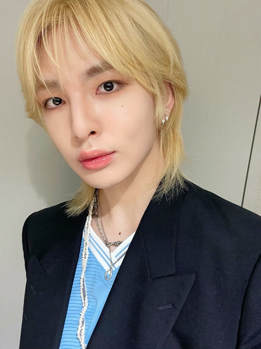 [#뮤]

IT’S ME !! 홍콩 도착 곧 만나요 ✈️
잘 하고 올게 !! 

#EPEX #이펙스 #MU #뮤