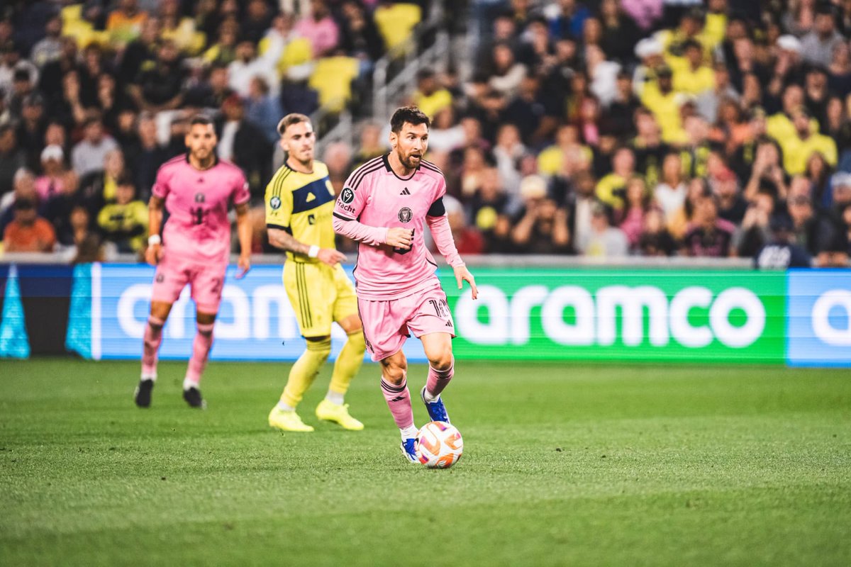#Deportes Rescatan el empate 🔥

Inter Miami igualó 2-2 ante Nashville por la ida de los 8vos de la Concachampions. Messi y Suárez anotaron para los del "Tata".

👉🏼  La vuelta será el miércoles 13 de marzo.

Entérate en #NuestroDiario 🗞️📰
📸 IM