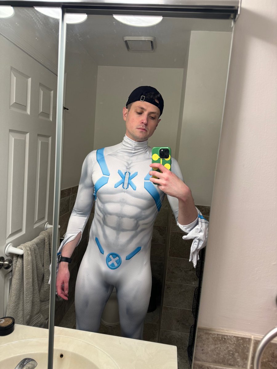 misterscottfree's tweet photo. Catch me as Bobby “‘Vers Top’ on Grindr” Drake/Iceman at AwesomeCon this weekend (X-Men X-Men etc) https://t.co/vJQjLZ9jdt