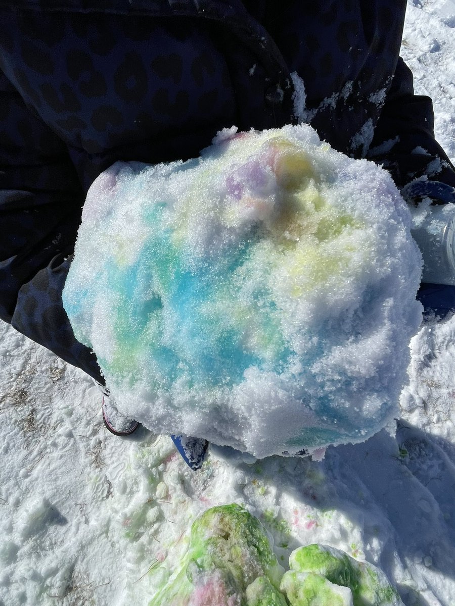 Weescientists's tweet photo. What a beautiful day for some snow art! We started looking at colour mixing today and we made orange, purple, and green. #takemeoutside @cbe_earlylearn #WeAreCBE @JSMelementary https://t.co/ePTFiPO0xU
