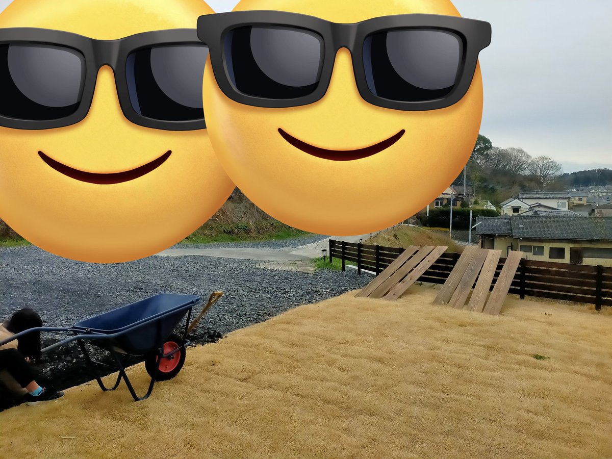 3n7friend's tweet photo. ウッドデッキと目隠しの柵完成！
これで芝生エリアがプライベート空間に✨ https://t.co/YZ36EjBMLU