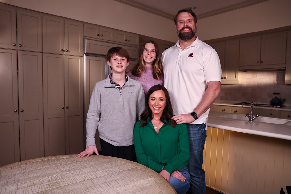 KatieBrittforAL's tweet image. To the American people: Our future starts around kitchen tables just like this. With moms and dads just like you.