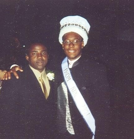 yung_al_bundy's tweet image. Young Bundy.
Back when I thought wearing glasses was a cute accessory , and not a necessity 😩
#TBT #PromKing